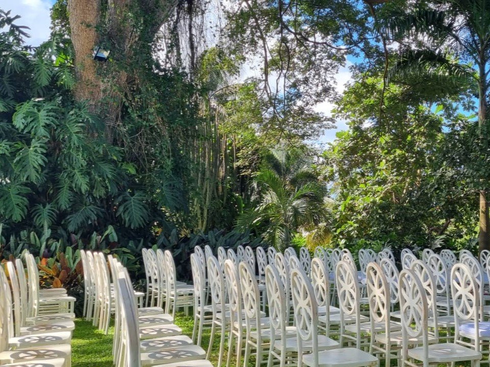 chaises placées pour les cérémonies de mariage