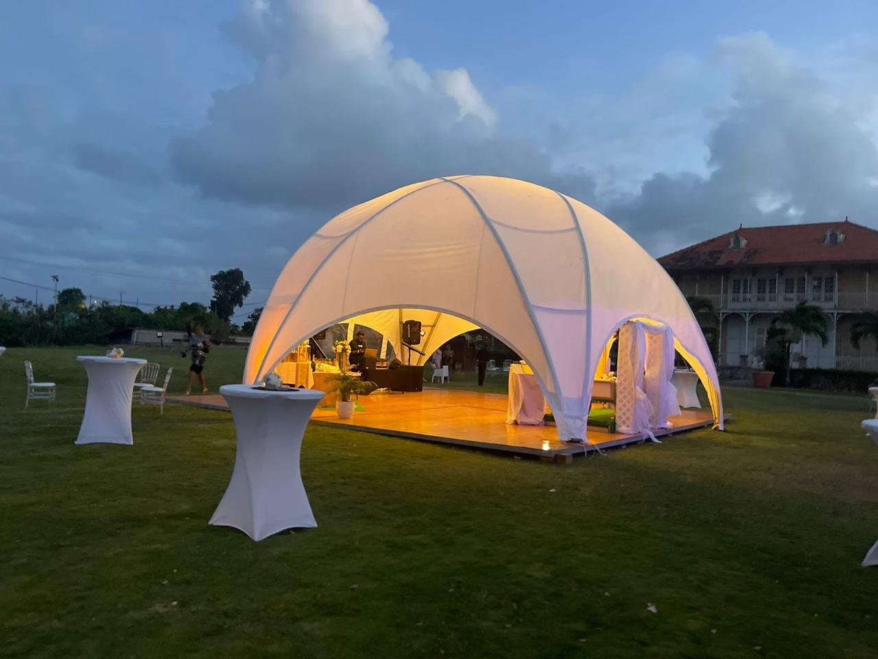 dome de nuit avec éclairage pendant un mariage