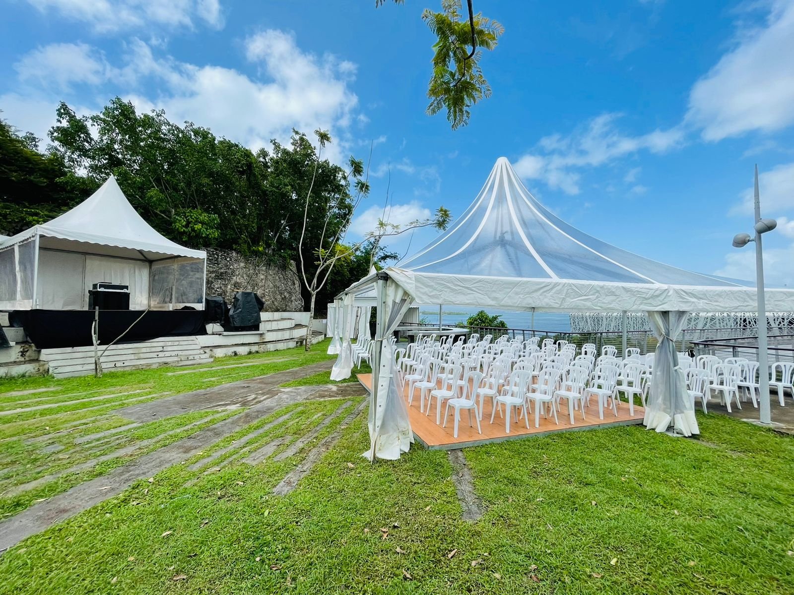 tente transparente avec chaises pour mariage cérémonie