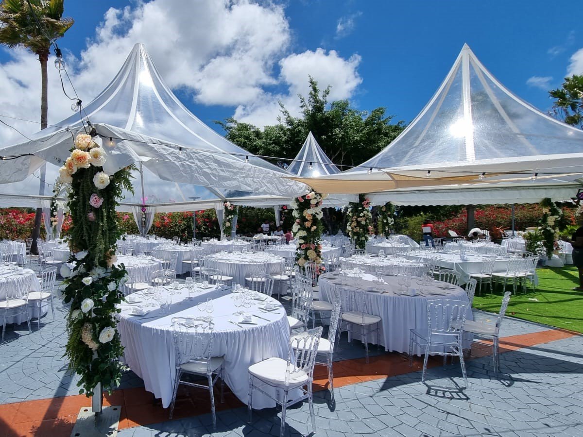 chapiteaux avec chaise et table de mariage