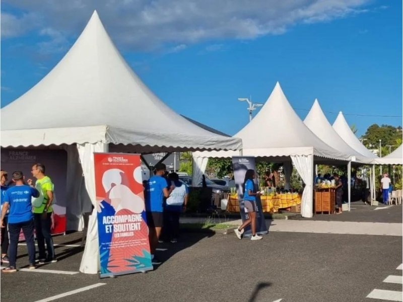 Campagne de dons à Gosier Guadeloupe avec chapiteaux blancs_1