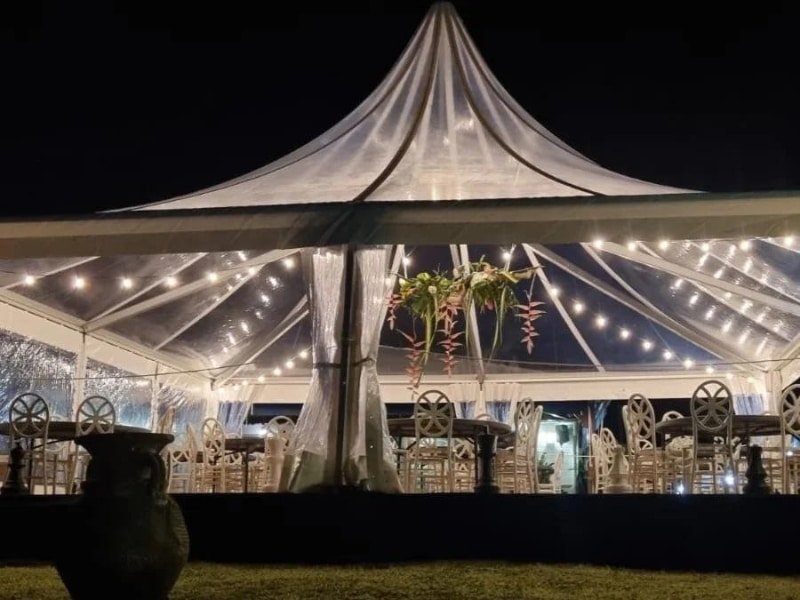 chapiteau crystal de nuit avec éclairage et fleurs en guadeloupe_1