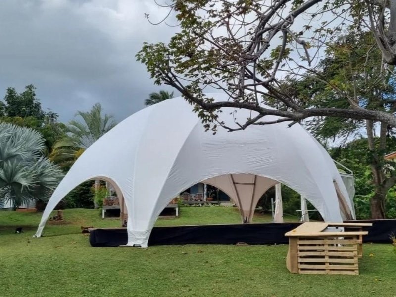 dome barnum blanc en jardin durant le coucher du soleil en guadeloupe_1