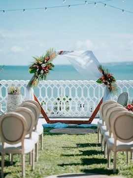 chaises sur un bord de mer